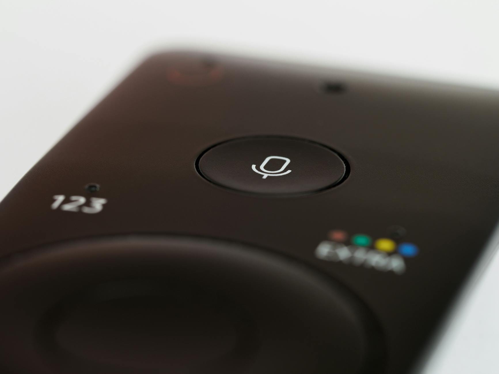 Pilot z przyciskiem mikrofonu do głosowego sterowania urządzeniami