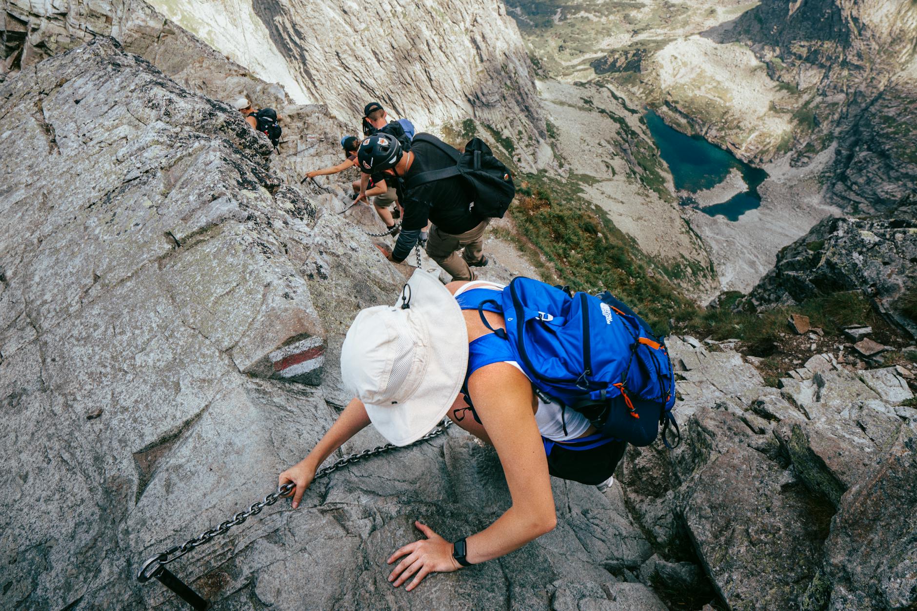 Szlak w Tatrach Wysokich nad alpejskim jeziorem w otoczeniu szczytów