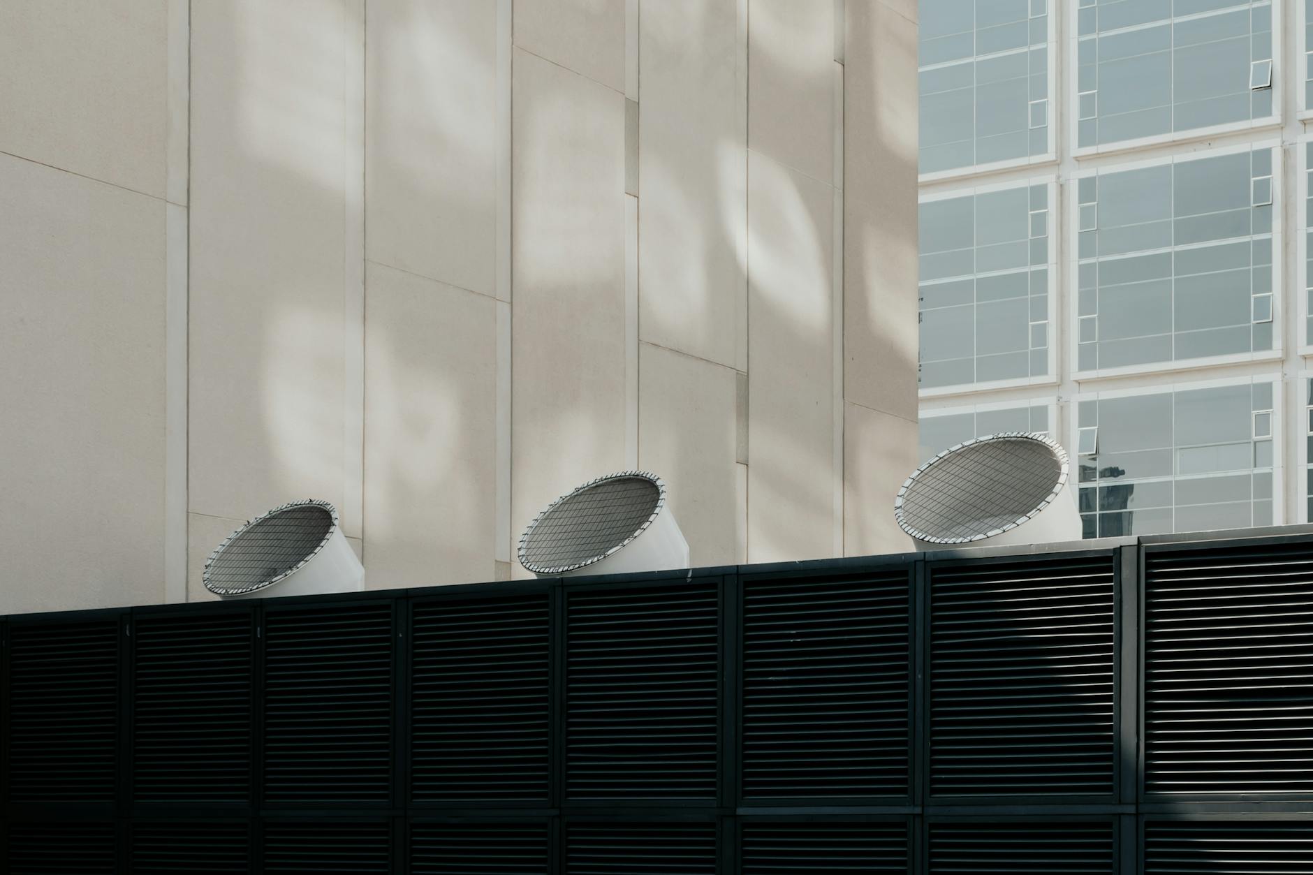 Nowoczesny budynek z systemem wentylacji na tle panoramy miasta