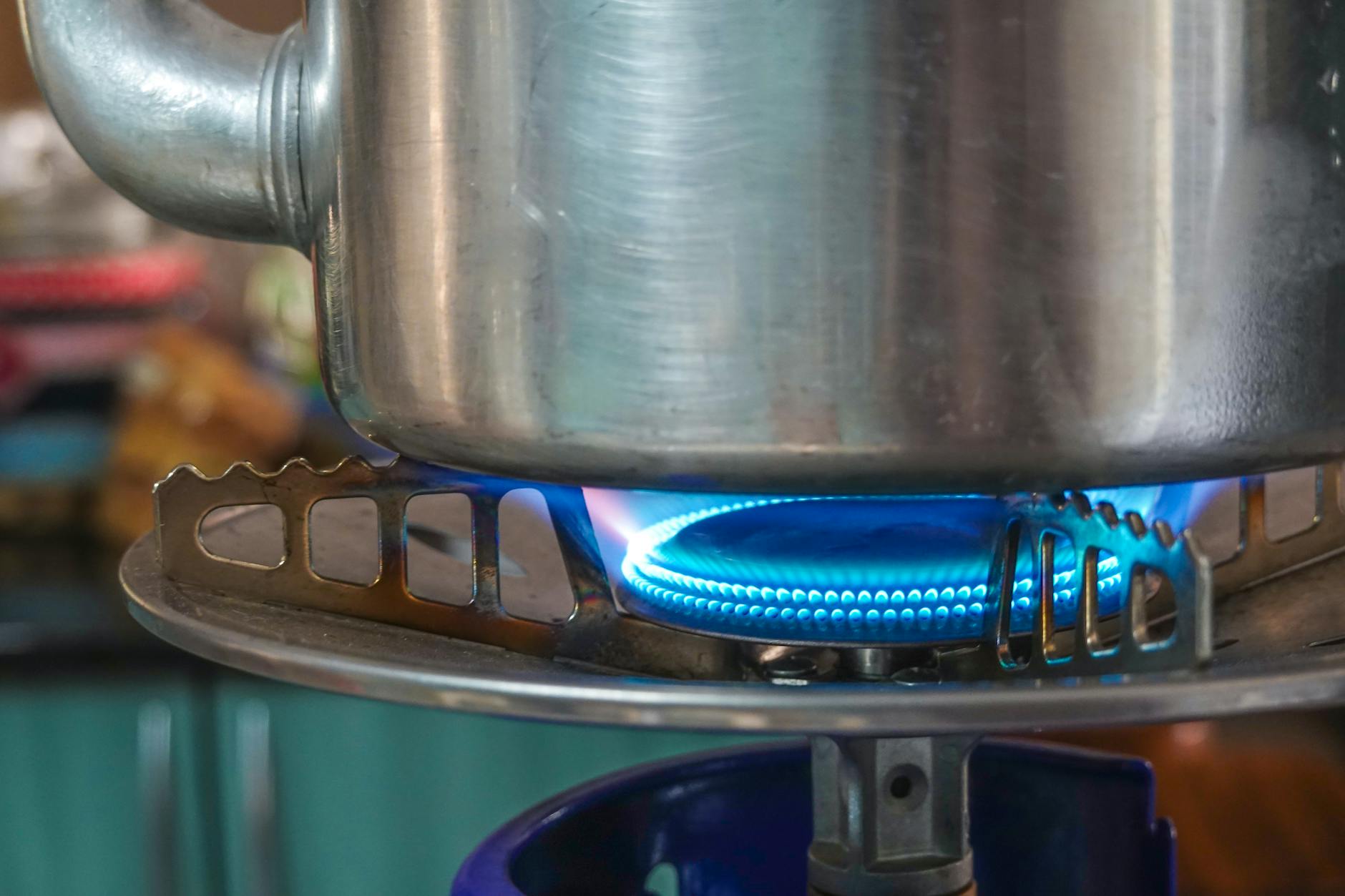 Płomień palnika gazowego pod garnkiem jako symbol ogrzewania gazem