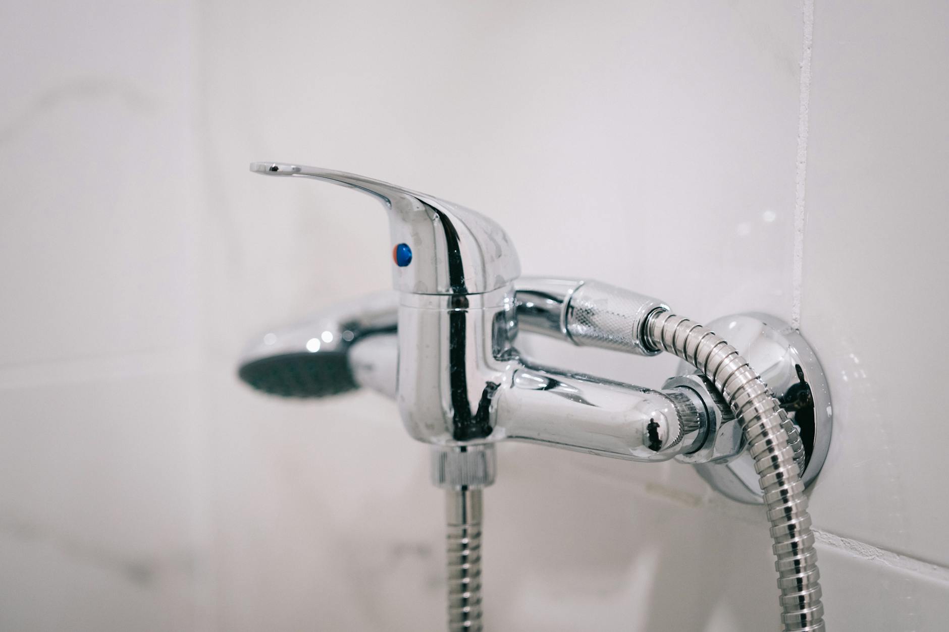 Chromowana bateria prysznicowa w nowoczesnej, jasnej łazience