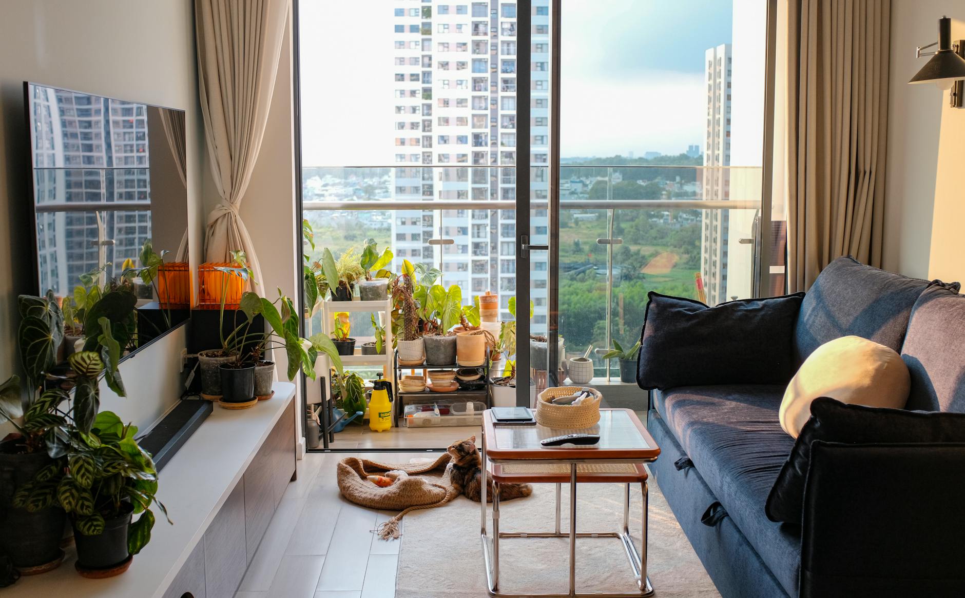 Jasny salon z balkonem i widokiem na miasto