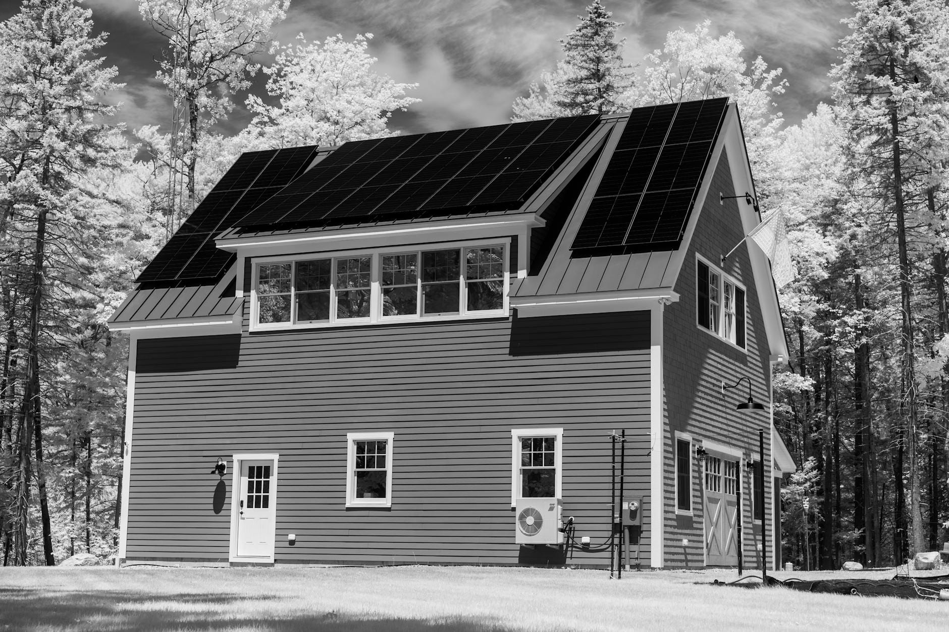 Nowoczesny dom w lesie z panelami słonecznymi na dachu