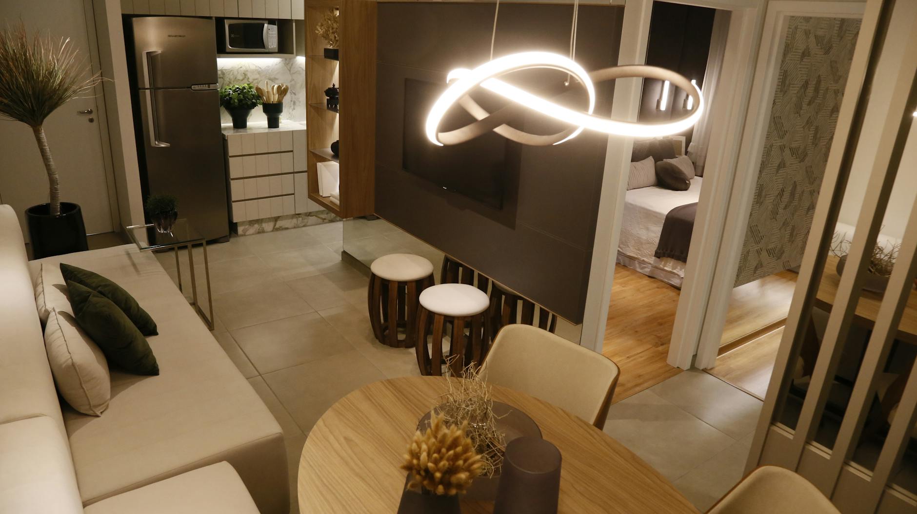 Nowoczesny salon w mieszkaniu w bloku z miękkimi tekstyliami i oświetleniem