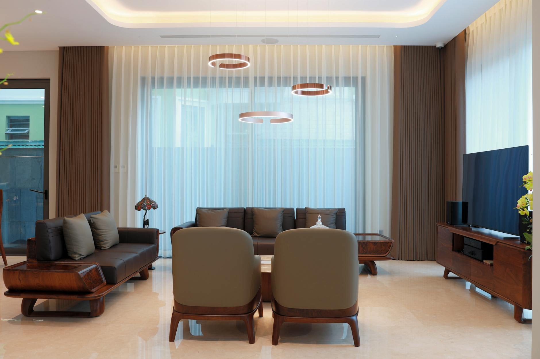 Nowoczesny salon z minimalistycznymi meblami i nastrojowym oświetleniem