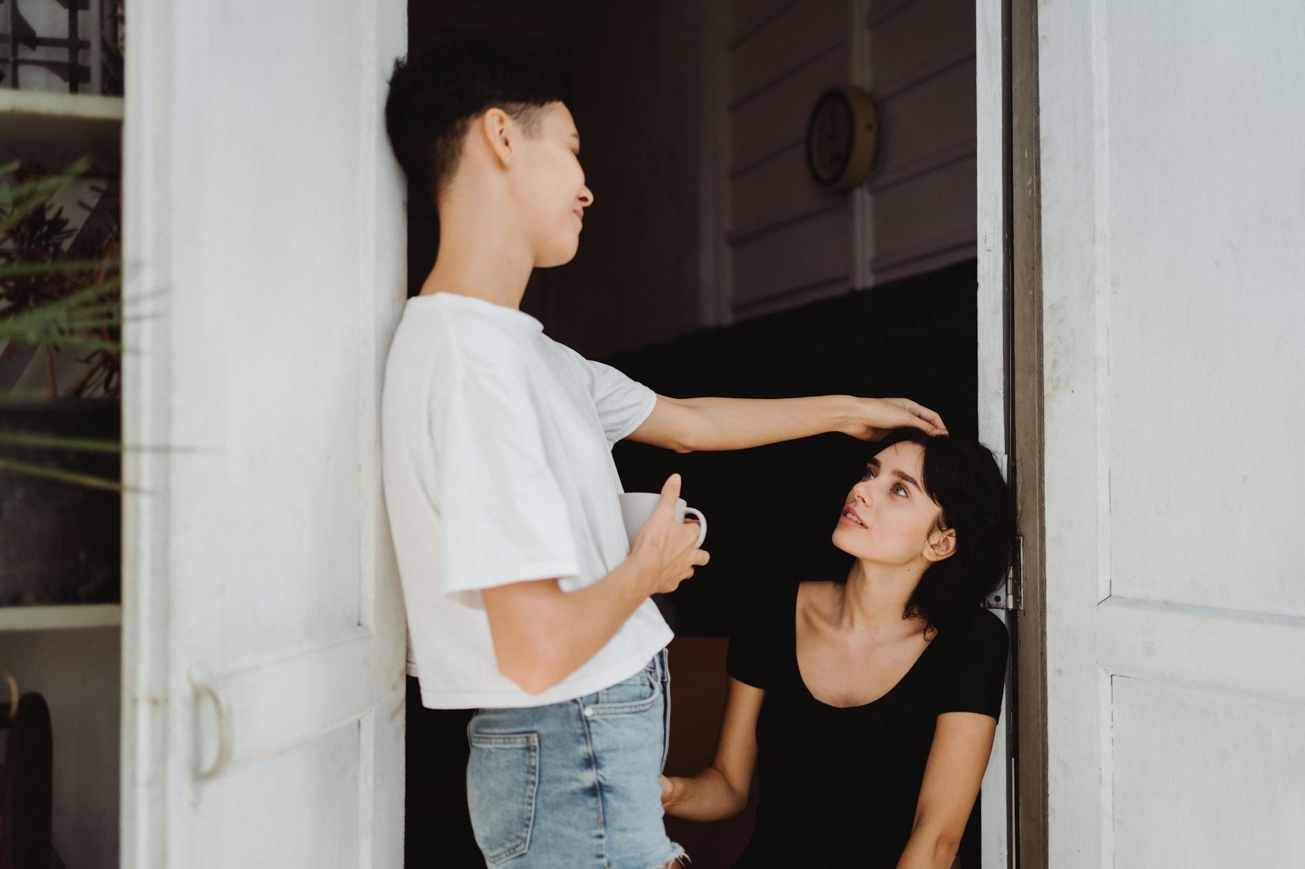 Para przytula się w drzwiach mieszkania, czuły domowy moment