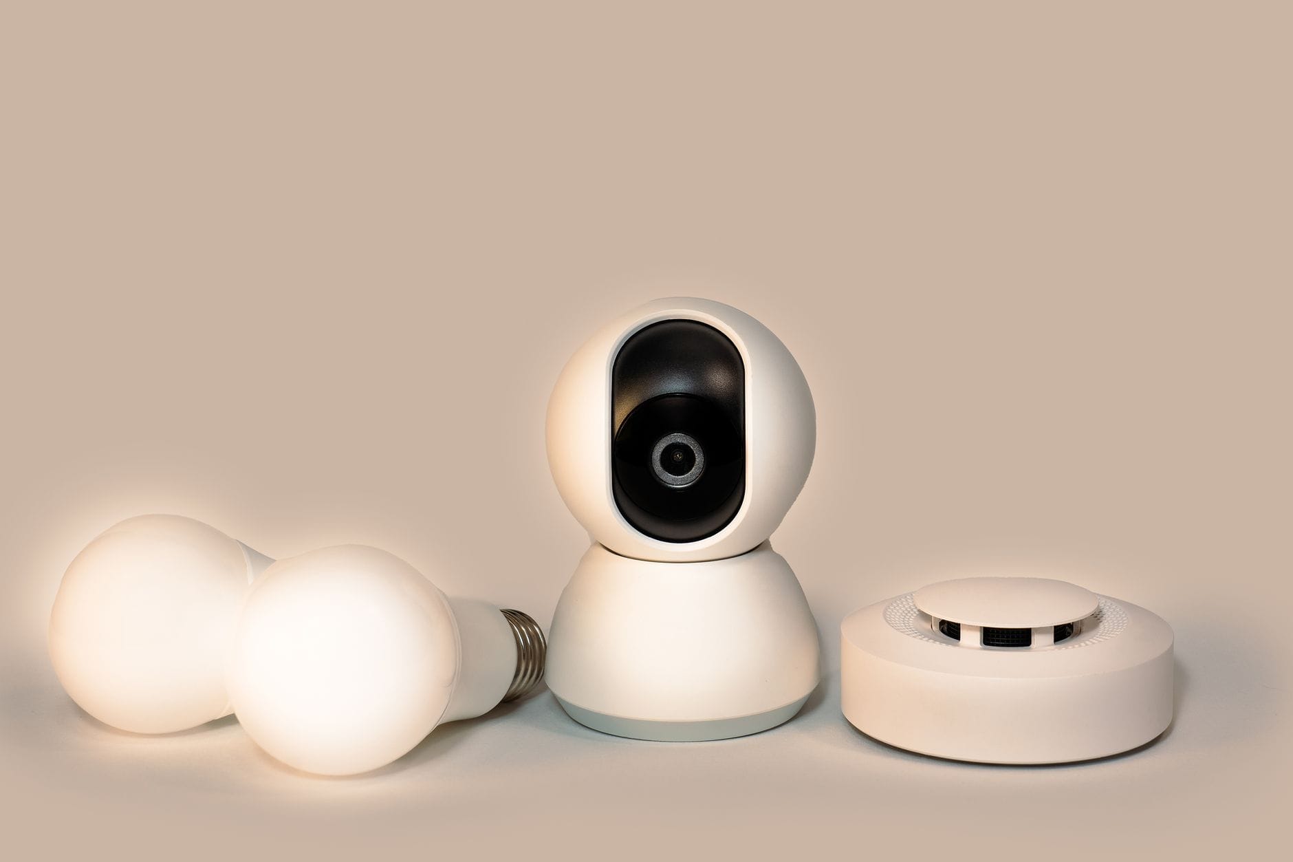 Nowoczesne urządzenia smart home: kamera, żarówki LED i czujnik dymu